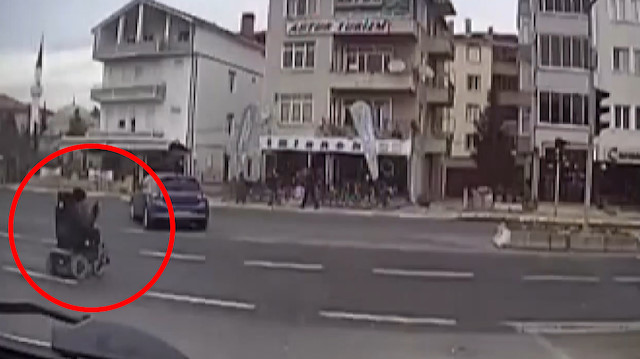Minibüsün engelliye çarptığı an kameraya yansıdı