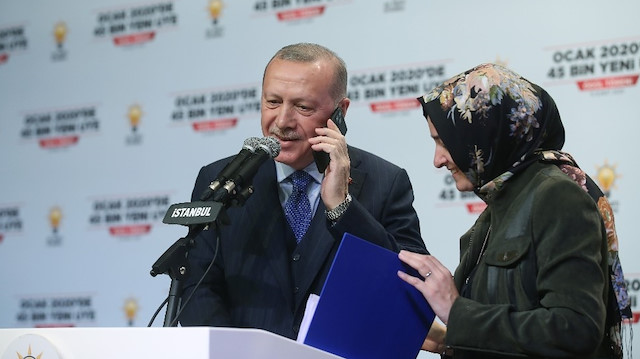 Cumhurbaşkanı Erdoğan, canlı yayında 39 ilçeden üyeleri arayıp konuştu.