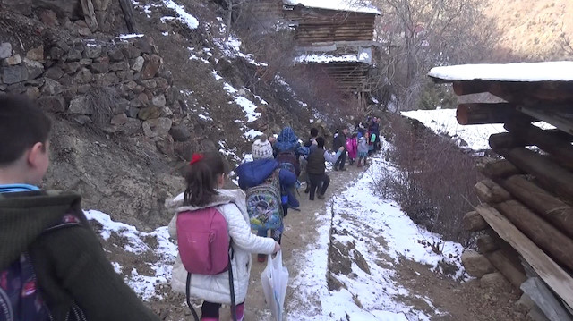 Çocuklar okula en hızlı şekilde gitmek için merdivenleri kullanıyor. 