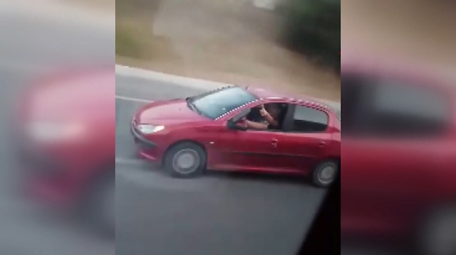 Otomobili ayağını camdan çıkararak kullandı