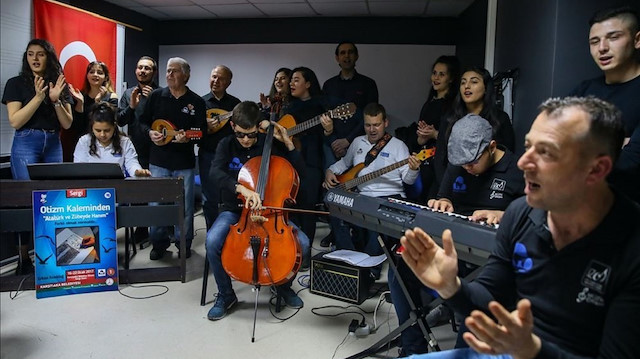 بالموسيقى.. مدرس تركي يدمج أطفال التوحد بالمجتمع