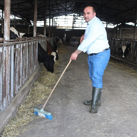 Çizmeyi giyip hayvancılık, takım elbiseyi giyip başkanlık yapıyor