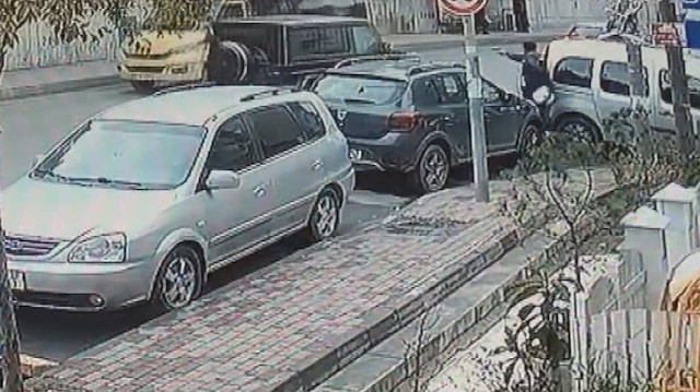 Lüks cipe silahlı saldırı anı saniye saniye güvenlik kameralarına yansıdı.
