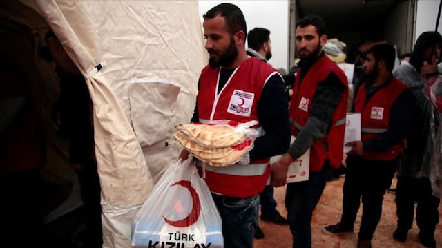 الهلال الأحمر التركي يواصل تقديم مساعداته لنازحي إدلب