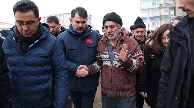 Çevre ve Şehircilik Bakanı Murat Kurum, deprem bölgesinde incelemeler yaparak vatandaşın sıkıntılarını dinledi.