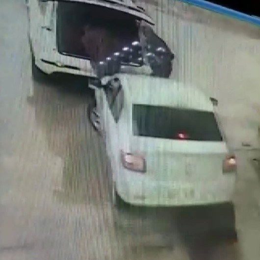 Kontrolden çıkan araç benzin istasyonuna daldı: 2 yaralı