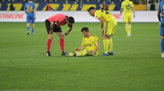 Ankaragücü maçında oyuna sonradan giren Emre Belözoğlu, 20 dakika sonra geçirdiği sakatlık nedeniyle oyundan çıktı.