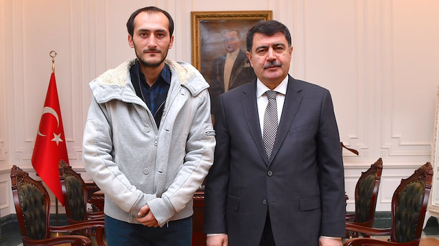 Ankara'da sokakta yaşayan ve sosyal medyada çok konuşulan Hasan M. ile Ankara Valisi Vasip Şahin.
