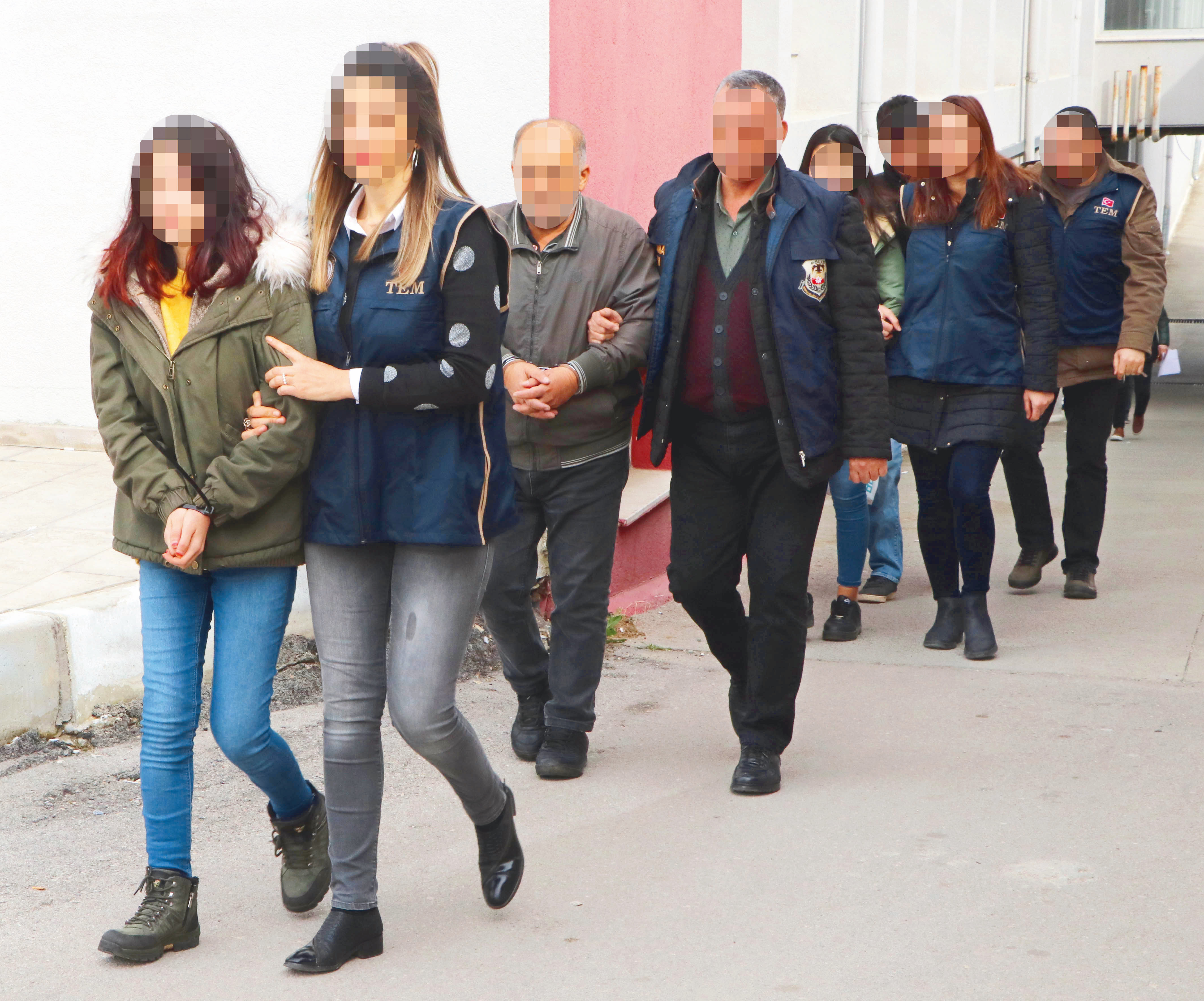 8 PKK'lı terörist tutuklandı.
