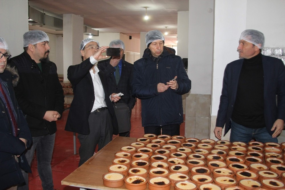 Sütlacın yapılışını inceledikten sonra sütlacın tadına bakan Yasui, böyle sütlacı yemekten dolayı çok memnun olduğunu ifade etti.