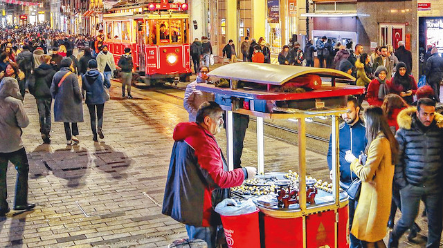 İstanbul sokakları soğuktan donarken çarşı - pazarda kârlar tavan yaptı. Kar az yağsa da, vatandaşın hevesi tüketim harcamasıyla birleşince seyyar piyasaya hareket ve bereket geldi. Kestane satıcılarının favorisi ise Arap turistler. Onlar sayesinde gelirin katlandığını söylüyorlar. Atilla  Bozok, özellikle akşam saatlerinde satışların yüzde yüz arttığını ve yabancı ziyaretçilerin talebi olmasa eldeki kazancın yüzde 70 düşeceğini aktarıyor.