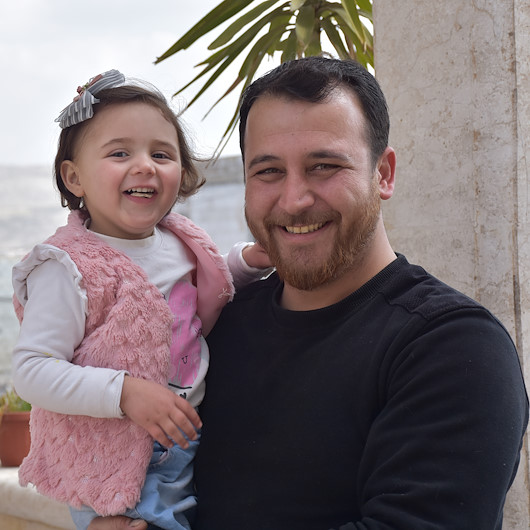 Suriyeli minik Selva babasıyla 6 aydır savaş oyunu oynuyor