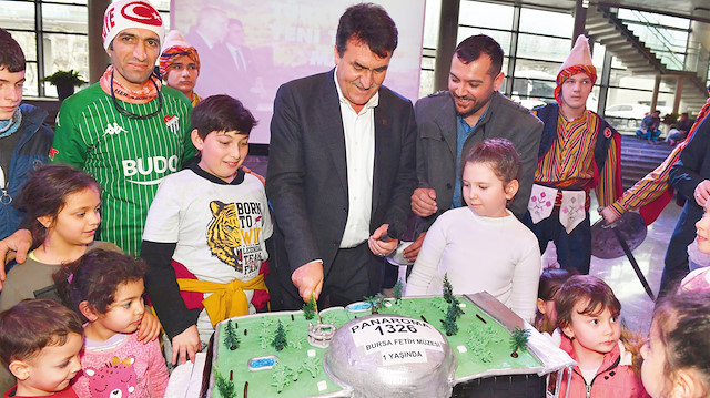 Osmangazi Belediye Başkanı Mustafa Dündar, müzenin gösteri alanında özel olarak hazırlanan pastayı çocuklarla birlikte kesti.