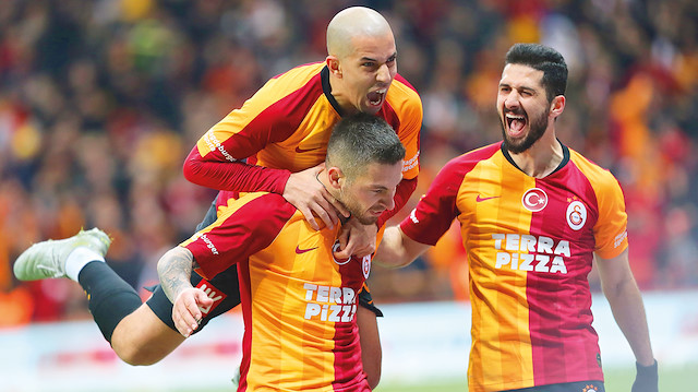 Galatasaraylı futbolcuların gol sevinci.