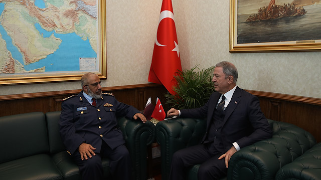 وزير الدفاع التركي يستقبل رئيس الأركان القطري بأنقرة