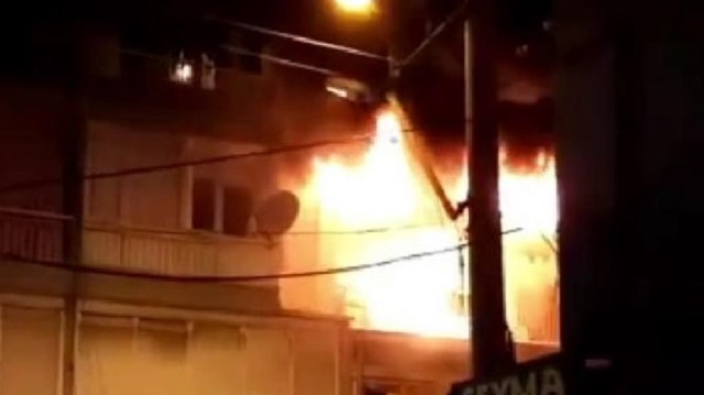 Üç katlı bina alev alev yandı
