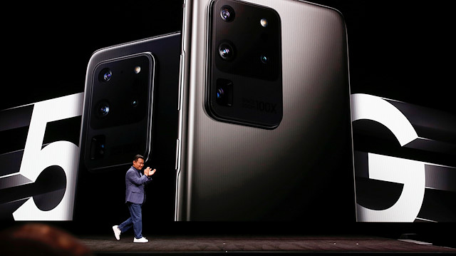 File photo: TM Roh, president & head of mobile communications business of Samsung Electronics, unveils the Galaxy S20 Ultra 5G smartphone during Samsung Galaxy Unpacked 2020 in San Francisco, California, U.S. February 11, 2020. 