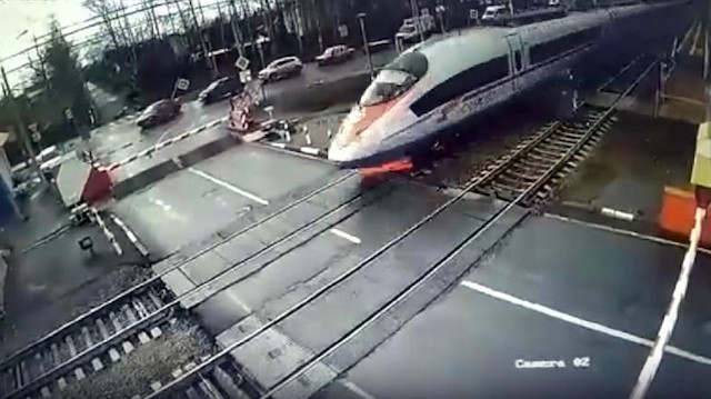 Rusya’da feci kaza: Hızlı tren yayaya çarptı