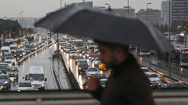 İstanbul'da yarın öğle saatlerinden itibaren başlayacak olan yağışların, cuma ve cumartesi günleri aralıklarla devam edeceği tahmin ediliyor.