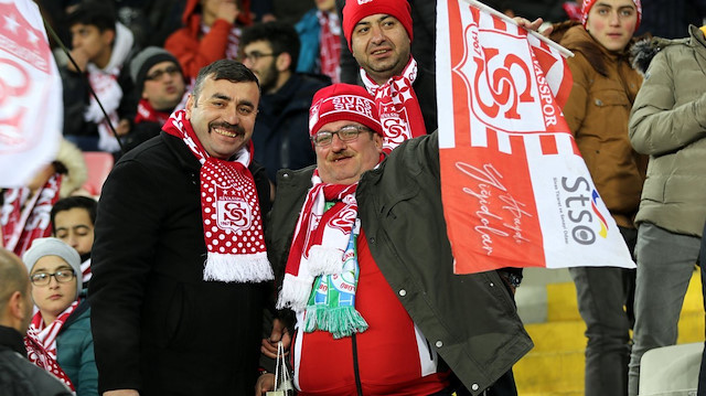 Sivassporun fanatik taraftarlarından Ahmet Yaşin’in Sivasspor, Beşiktaş maçı sonrası galibiyet kutlamaları sırasında “Zabaha kadar burdayık” sözleri ile hayatı değişti.