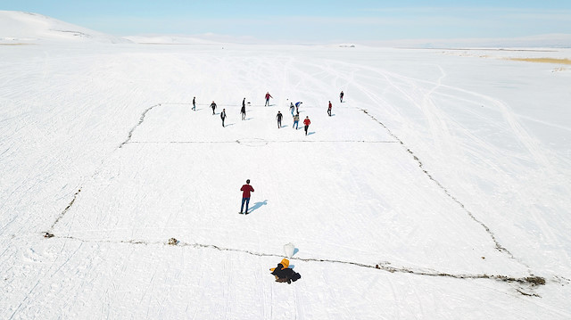 Kars’ın Arpaçay ilçesi tarafındaki Taşbaşı köyünde bir araya gelen gençler göl konusunda farkındalık oluşturmak amacıyla buz ve karla kaplı göl üstünde futbol oynadı.