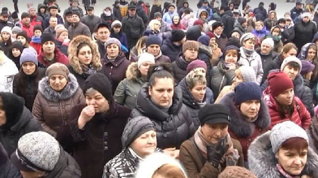 Yüzlerce Ukraynalı, Kiev'deki hastane önünde 'virüslüleri almayın' diye bağırarak, barikat kurdu. 