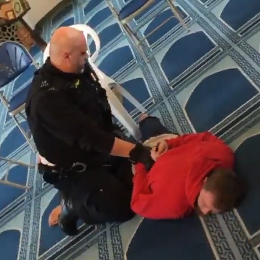 Londrada saldırgan camide namaz kılan müezzini bıçakladı