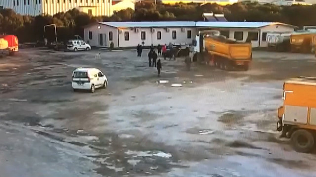 Tartıştığı arkadaşlarını kamyonla kovaladı