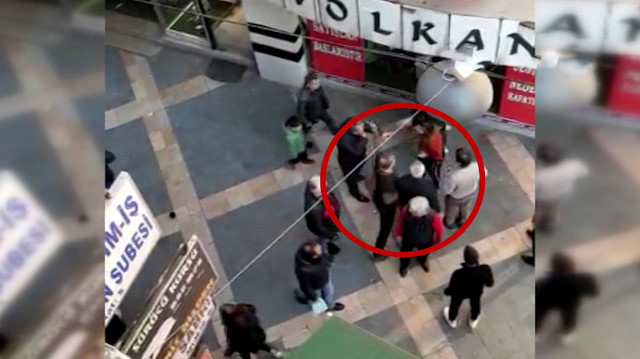 Sokak ortasında kavga eden kızları tokat atarak ayırdı