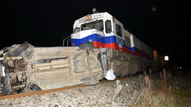 Trenin yaklaşık 50 metre sürüklediği otomobilin sürücüsü Cemal Bunar açılan kapıdan düştü.