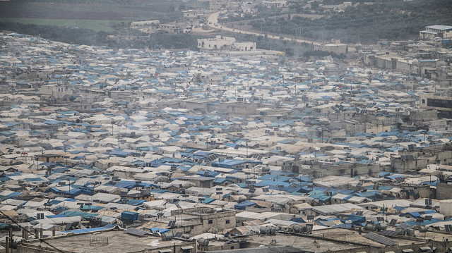 Suriyeliler, Esed'in saldırılarından kaçarak Türkiye sınırı yakınlarına çadır kurdular.