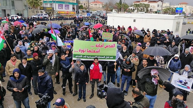 مئات الأردنيين في وقفة قرب سفارة واشنطن رفضا لصفقة القرن 
