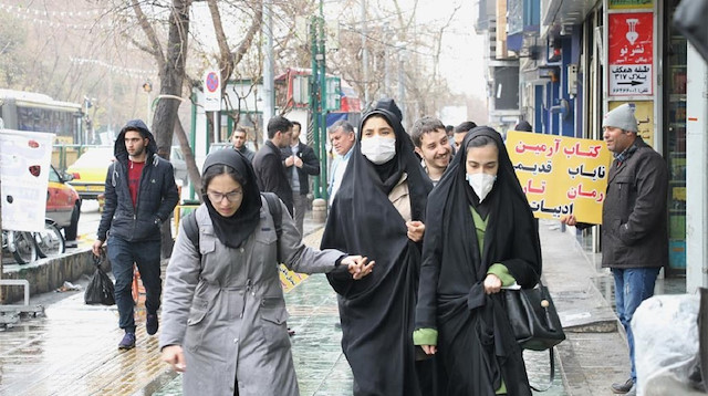 إيران.. بعد اجتياح "كورونا" للبلاد الناخبون يرتدون الأقنعة الطبية