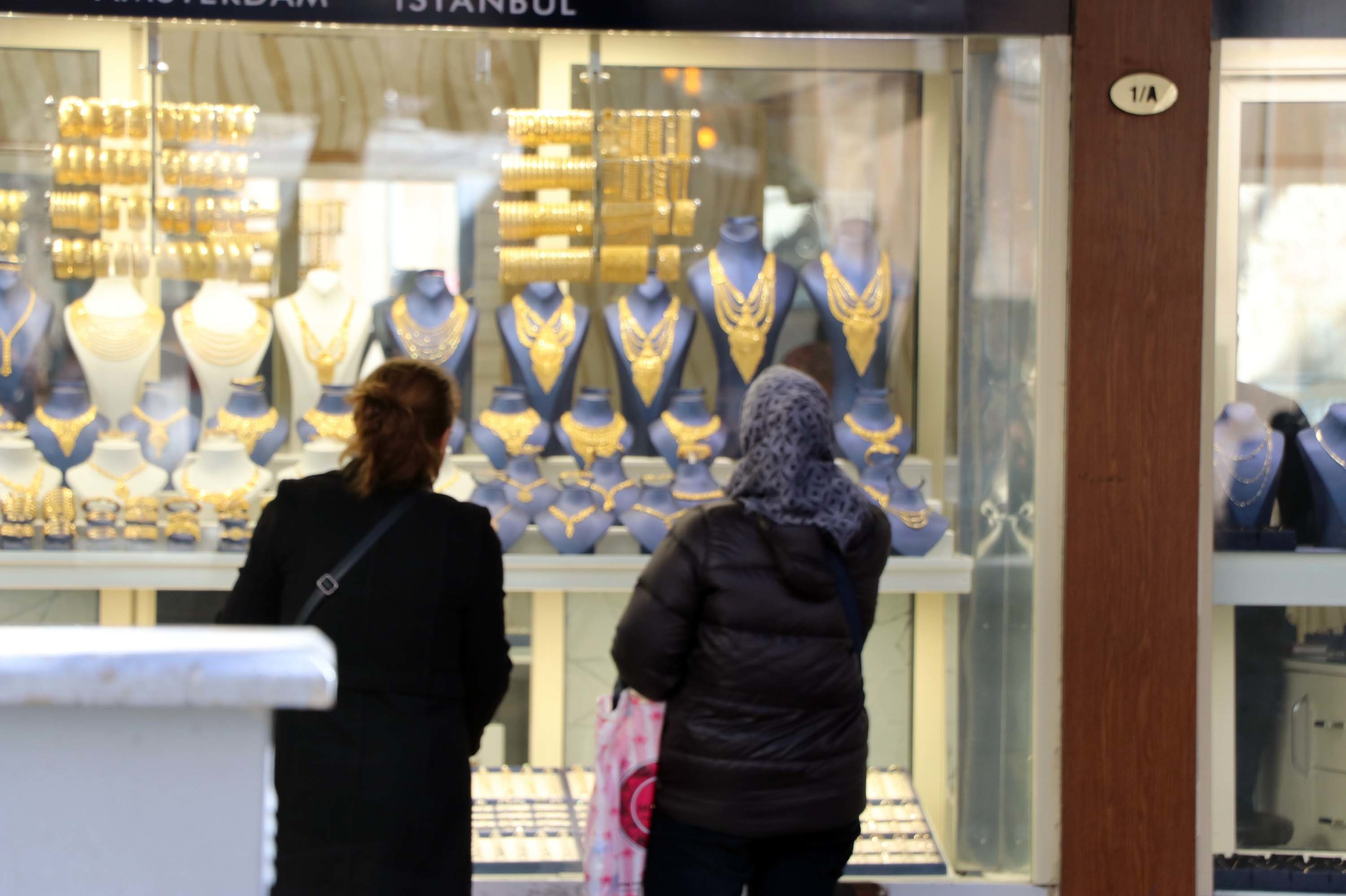 Evlenmek isteyen çiftler, yükselen altın fiyatları karşısında imitasyon altınlara yöneldi.