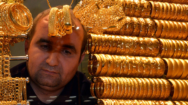 Uzmanlar yıl sonunda gram altın için 340 lira tahmininde bulunuyor.