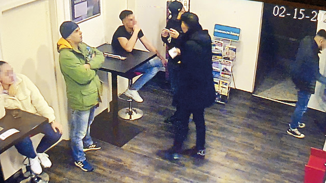 Irkçı terörist Tobias R’nin katliam yaptığı kafeye 15 Şubat’ta gelerek keşif yaptığını gösteren görüntüler ortaya çıktı.