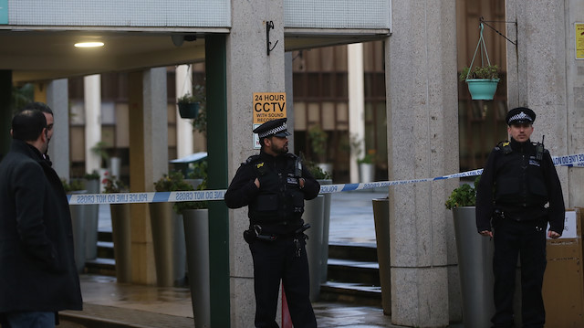 İngiliz basınındaki haberlerde, saldırganın koşarak camiye girdiği ve namaz kılan din görevlisini boynundan bıçakladığı aktarıldı.