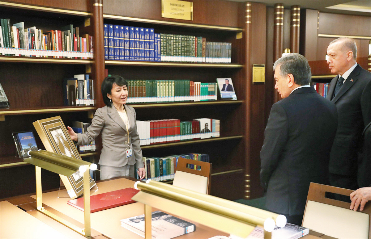 Açılışa katılan Özbek Cumhurbaşkanı Şevket Mirziyoyev, kütüphaneye 350’den fazla kitap bağışladı.