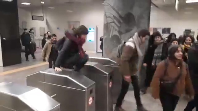 Öğrenciler İBB'nin ulaşım zammını turnikelerden atlayarak protesto etti