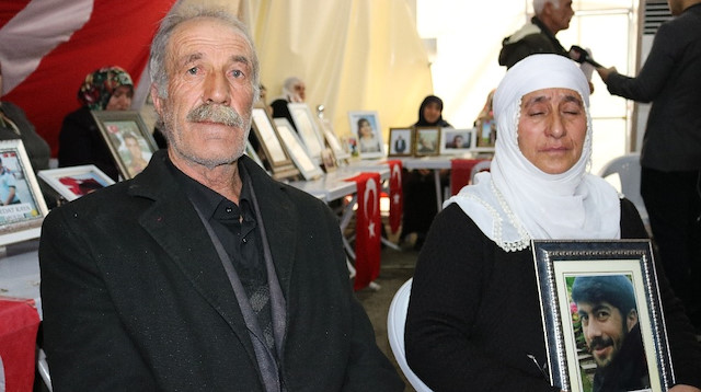 HDP Diyarbakır İl Başkanlığı önünde evlat nöbeti tutan aileler.