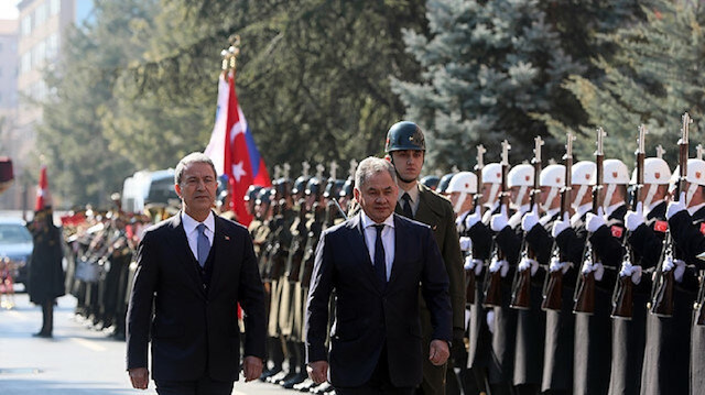 وزير الدفاع التركي يبحث مع نظيره الروسي سبل حل أزمة إدلب