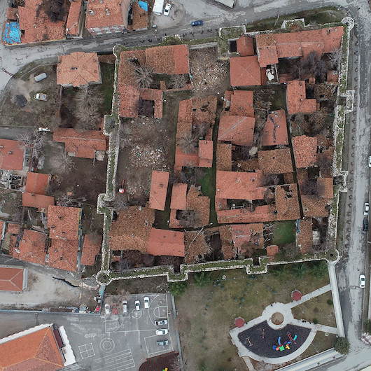 450 yıllık kalenin içine yapılan kale kondular yıkılıyor
