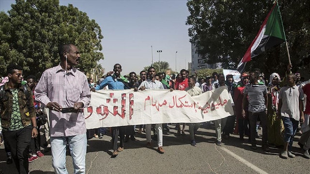 الخرطوم.. مئات المحتجين ينددون باستخدام "العنف" ضد المتظاهرين