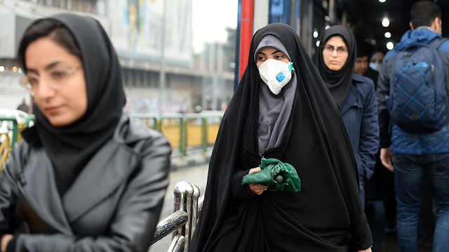 İran'da maske takan kişi sayısı artıyor.