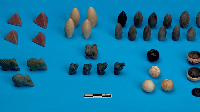 5 bin yıl önce oynandığı düşünülen oyun taşlarının bulundu. Dünyanın en eski figüratif oyun seti olarak tanımlanıyor. 
