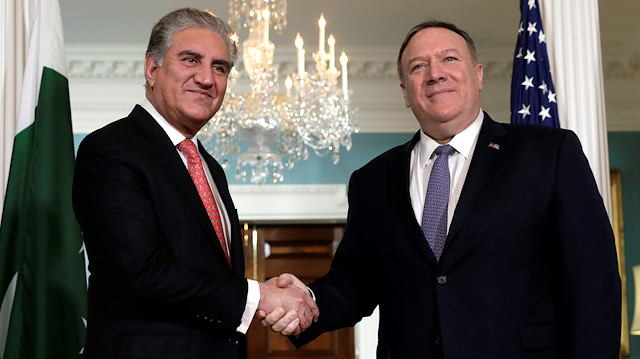 U.S. Secretary of State Mike Pompeo (R) and Pakistani Foreign Minister Mahmood Qureshi