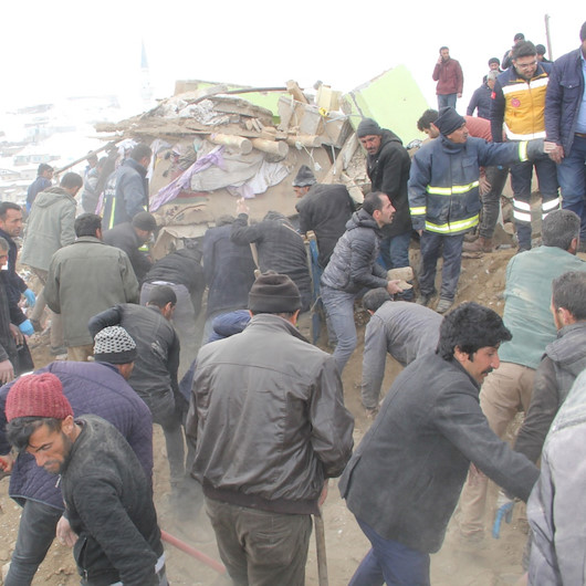 İrandaki deprem Türkiyede de hissedildi: Vanda 7 kişi hayatını kaybetti