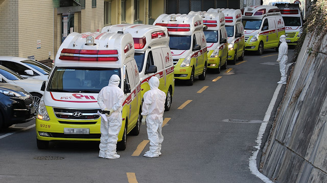Koronavirüs hastalarını taşıyan ambulanslar Güney Kore, Daegu'da bir hastaneye geliyor. 