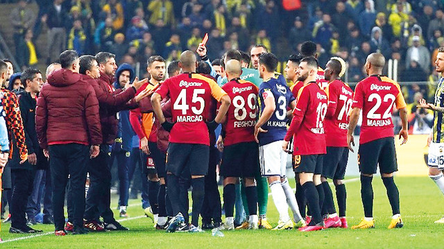 Fenerbahçe’yi 3-1 mağlup eden Galatasaray, tarihi bir galibiyete imza attı.