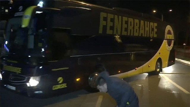 Fenerbahçeli taraftarlar Galatasaray'a yenilen takımlarına tepki gösterdi.